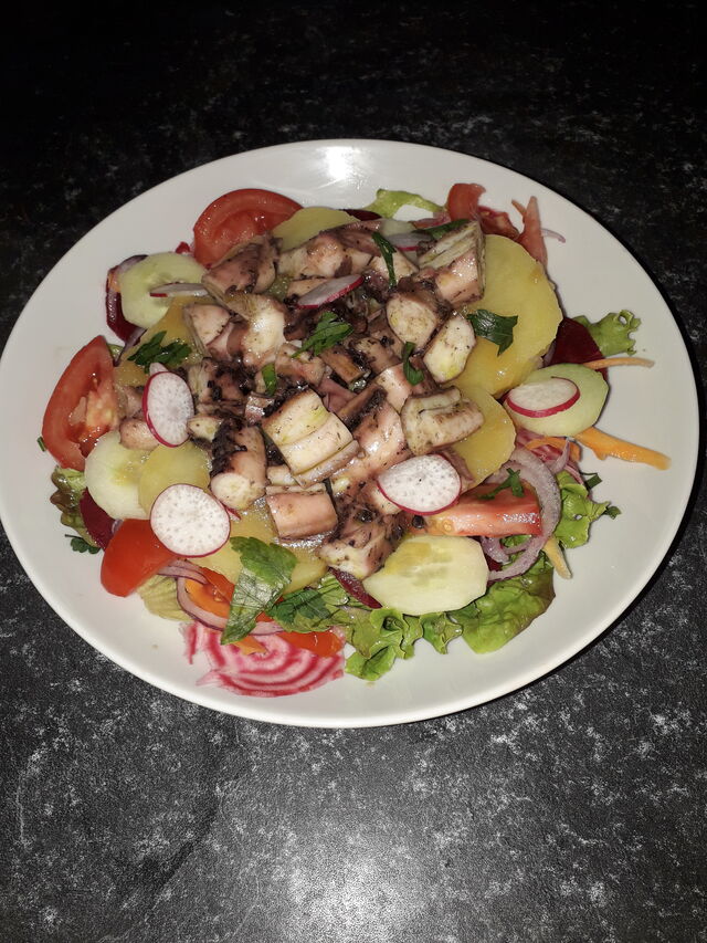 14,50 eur la salade aux tentacules d'encornets en persillade