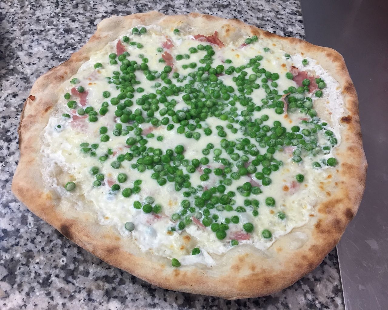 “Charlie” (mozzarella, panna, prosciutto, piselli)