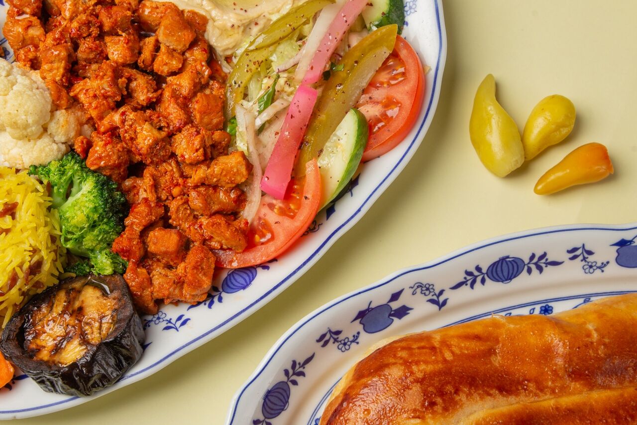 Riha-Platten für jeden Geschmack - vegetarisch, mit Chicken, Kalbsfleisch, selbtgemachtem Köfte o. Falafel, Käse etc.