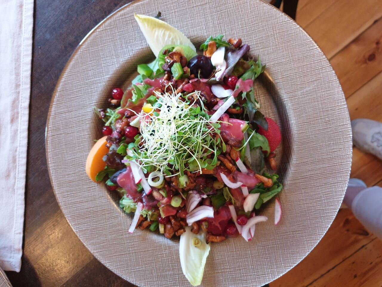 Bunter Sommersalat mit warmen Pfifferlingen an Himbeerdressing