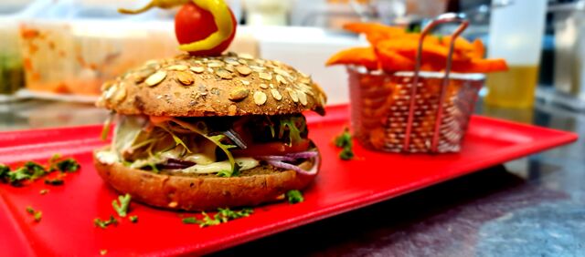 Burger a la chaire de potiron, merlu frais de st jean de luz