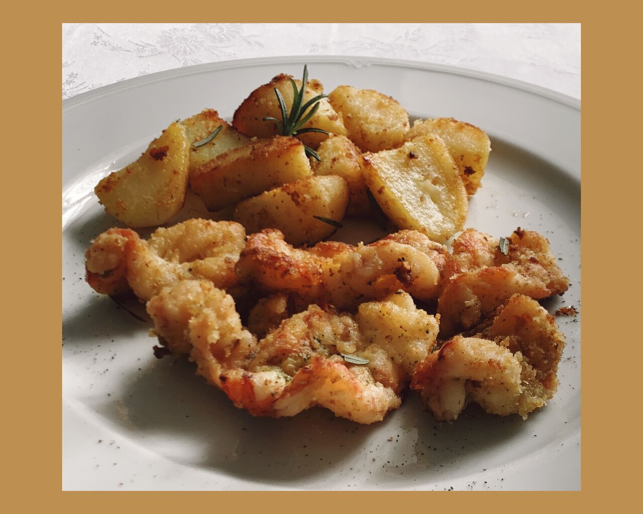 Code di gambero argentino con pane aromatizzato e rosmarino fresco.
