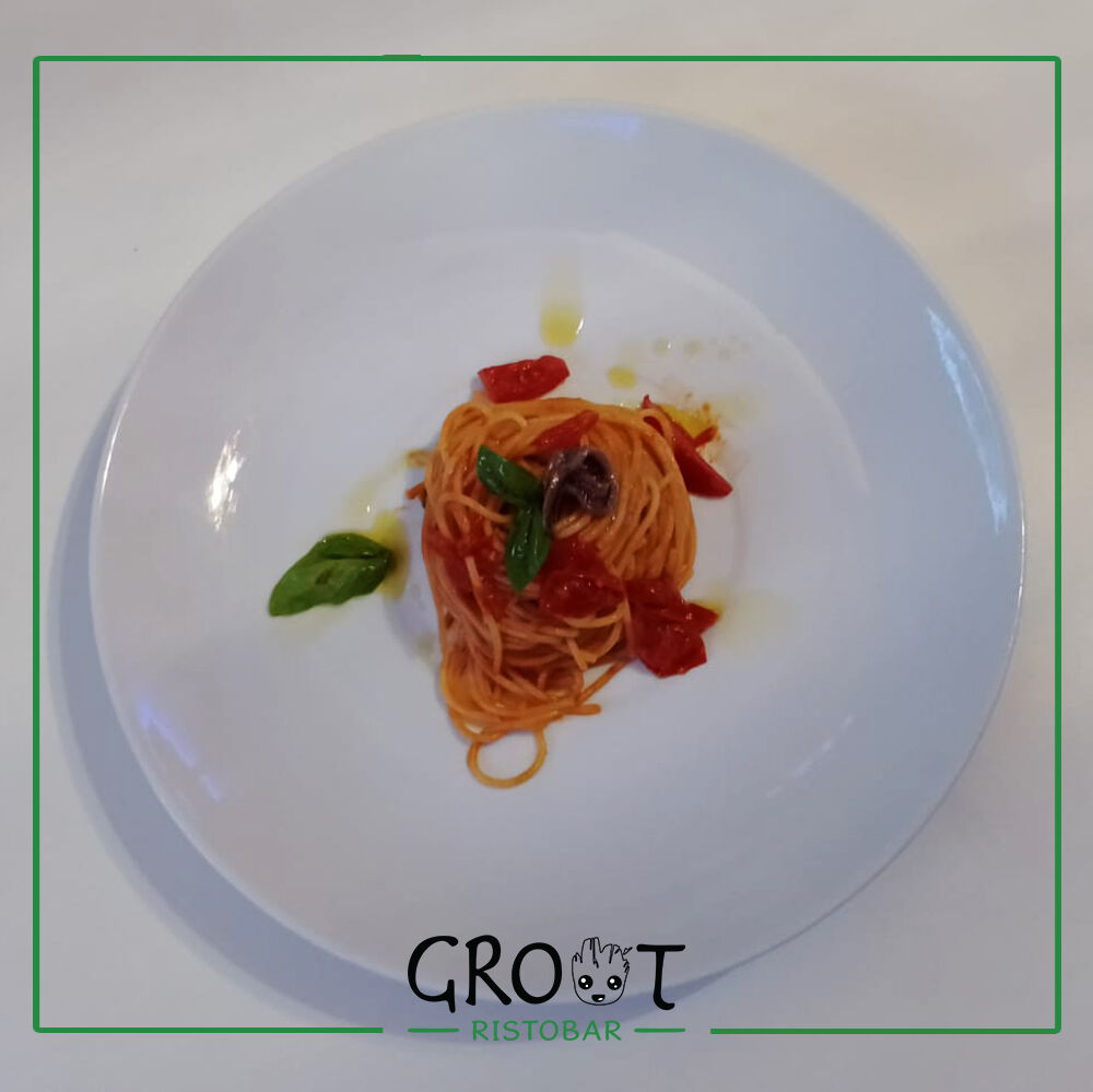 Spaghetti con pomodorino acciughe e basilico (piatto tipico Gravinese) 