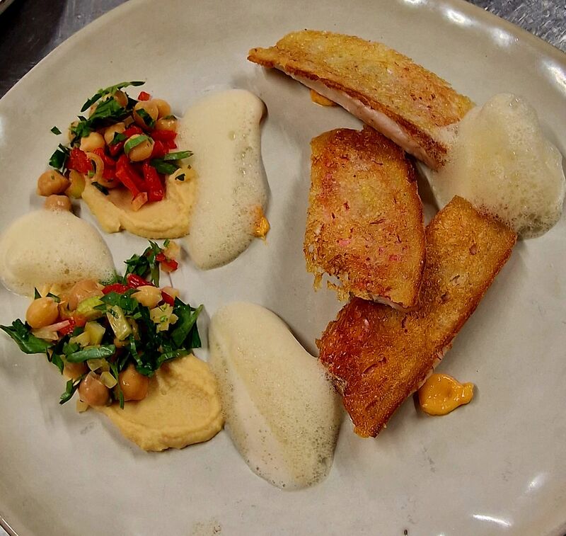 -LE ROUGET
Filets de rouget en croute de pain, déclinaison de pois- chiche