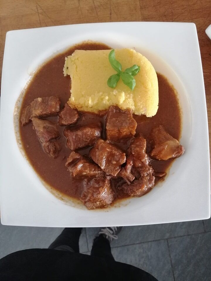 JUNEĆI GULAŠ I PALENTA 