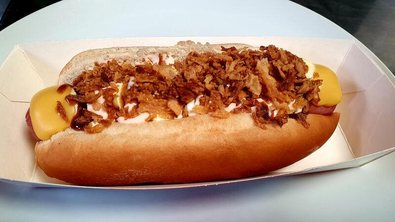 Perrito Caliente Especial
(Queso,cebolla frita, salchicha jumbo) + salsas. 