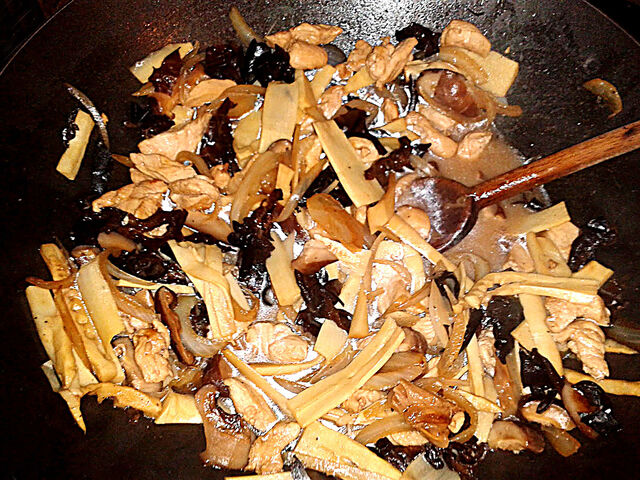 Poulet aux pousses de bambou et champignons noirs