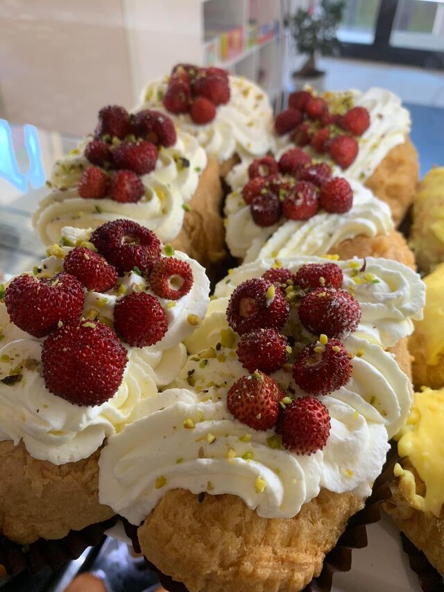 Bignet con panna e fragoline