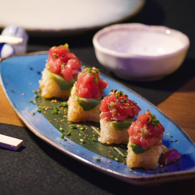 Nigiri de steak tartar con arroz crujiente