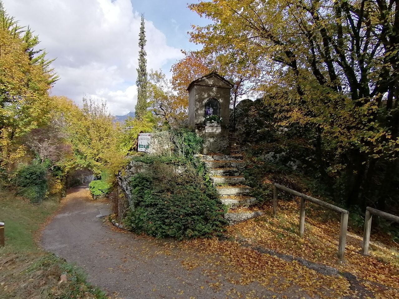 Le chemin de la Vierge et l'oratoire Notre Dame des Vignes