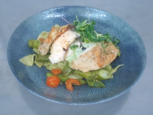 Maishendlbrust gefüllt mit Frischkäse und Bärlauch, mit gegrilltem Spargel und PPappardelle