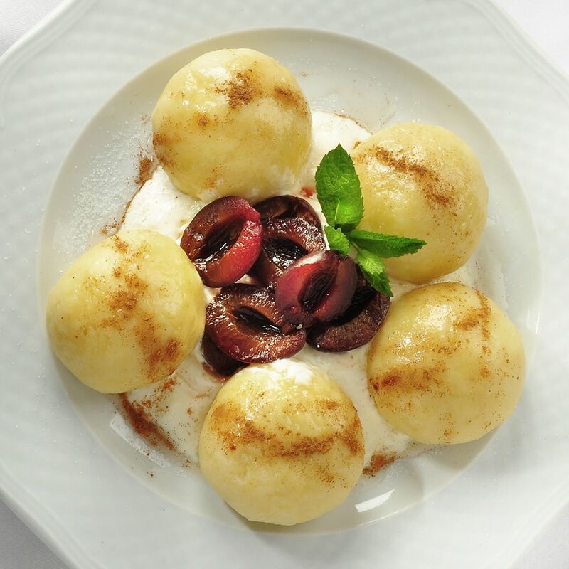 Knedle ze śliwkami, śmietaną oraz cynamonem