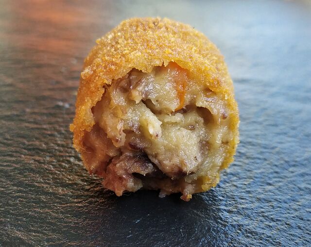 CROQUETAS DE RABO DE TORO. Cajas de 12 unidades (700 gr. aproximadamente) (producto congelado)