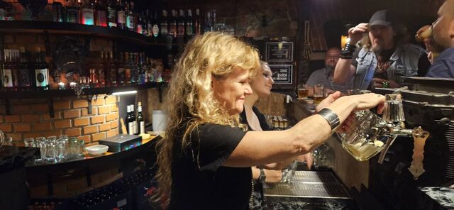 Danče s Kačkou za barem