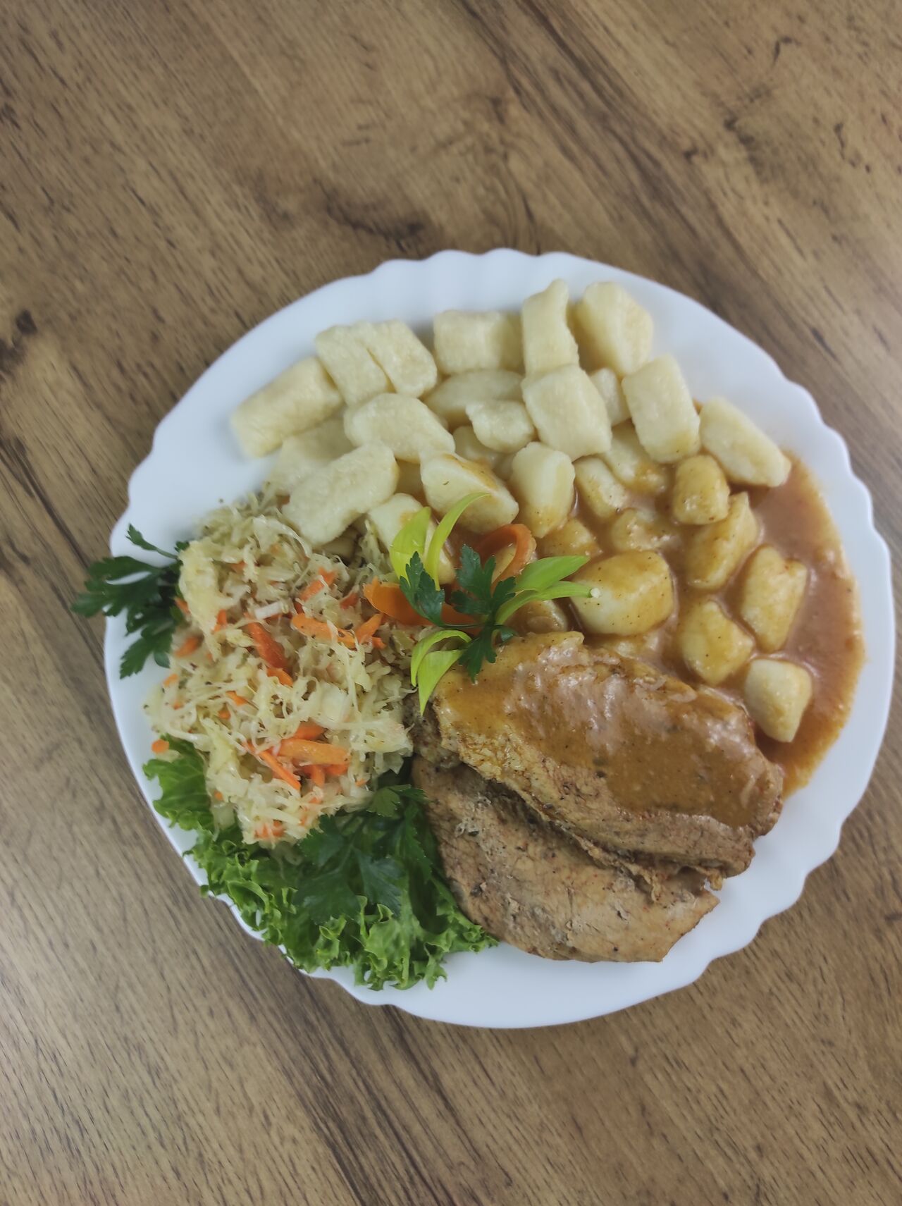 Bitki wieprzowe w sosie własnym z kopytkami i surówką