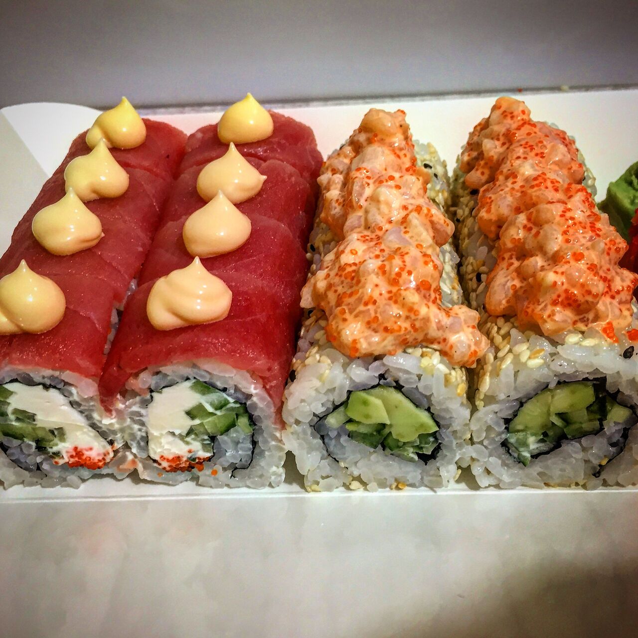 Червоний дракон та Каліфорнійський рол з морським гребінцем!