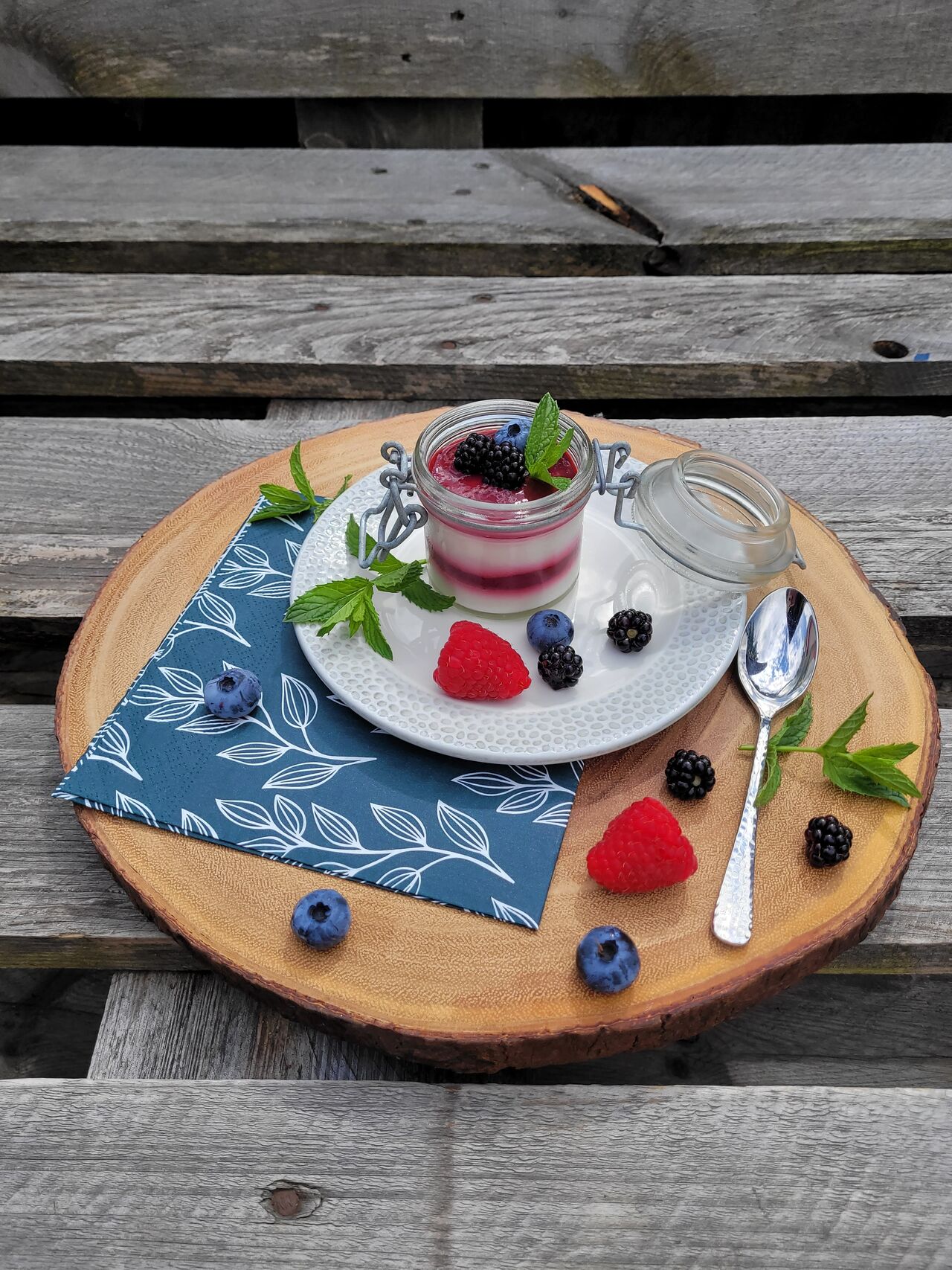 Panna cotta z podmáslí s lesním ovocem