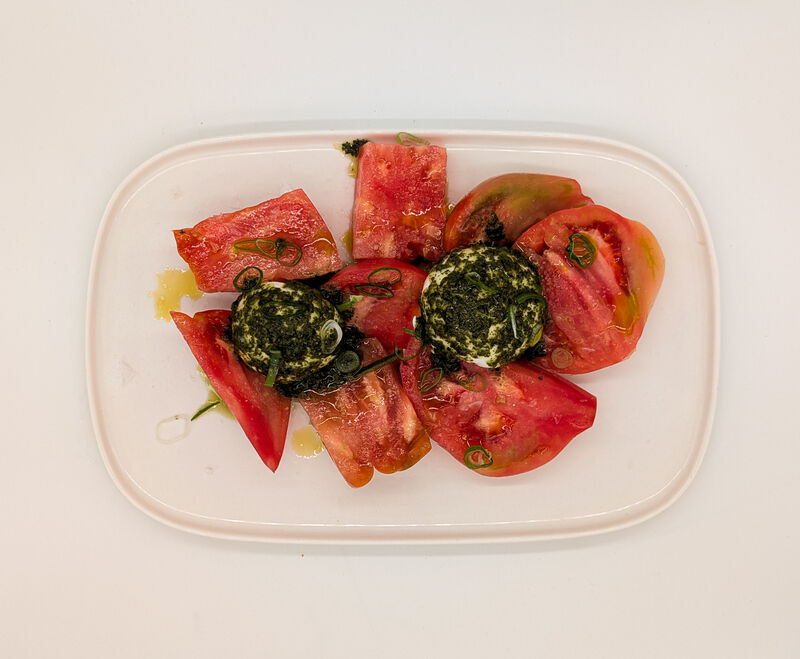 Tomate huevo de toro con queso burrata y pesto