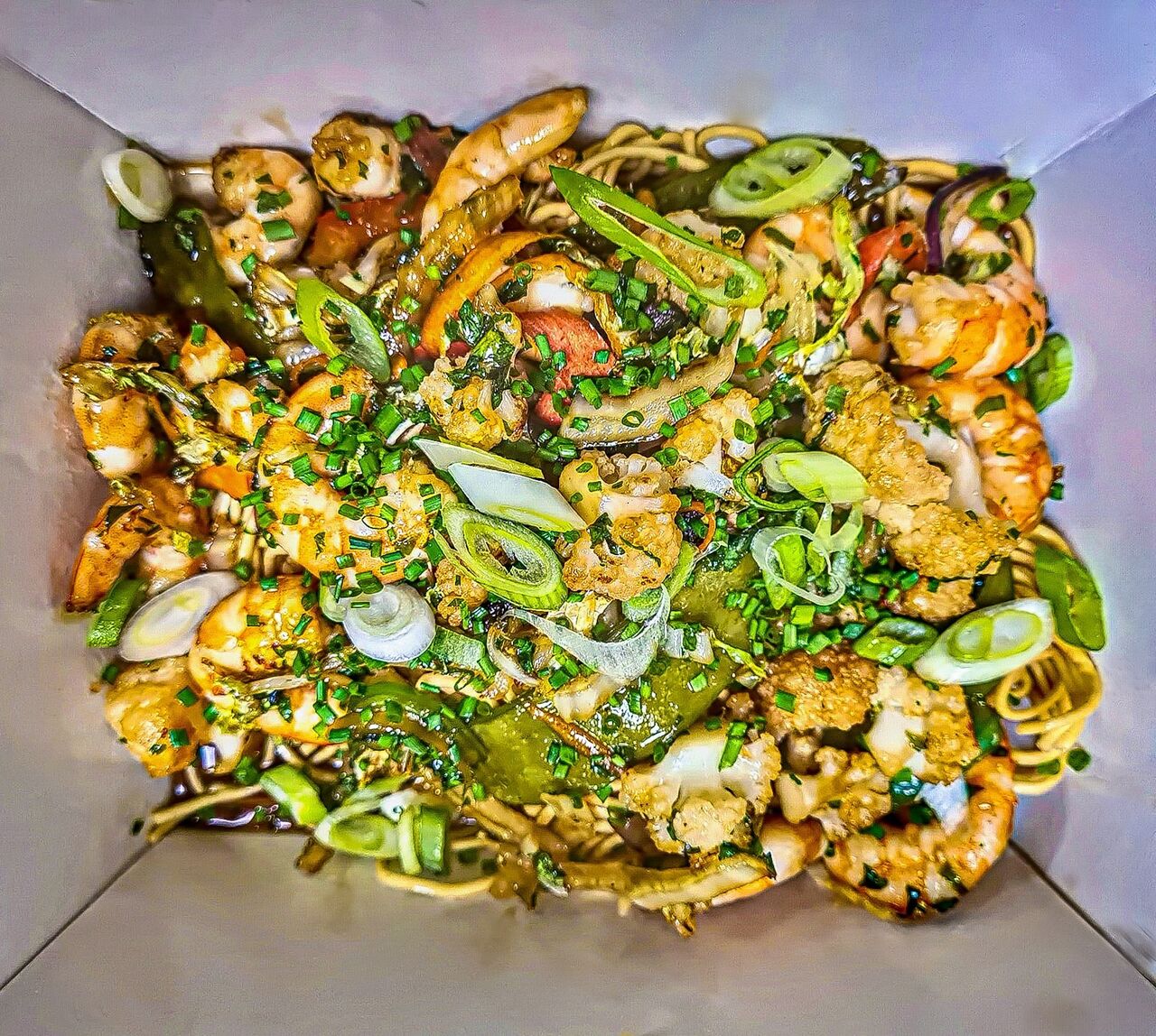 Crevettes marinées, petits légumes et nouilles chinoises 