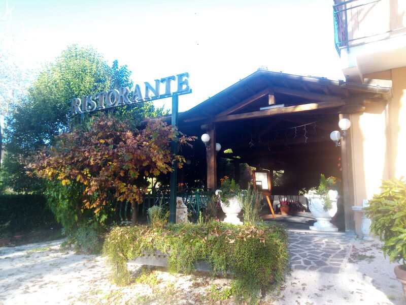 Il nostro ingresso che da accesso al porticato e all'entrata principale, con rampa per persone con handicap.