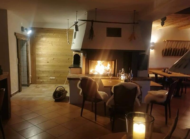 Der gemütliche Kamin in der Gaststube