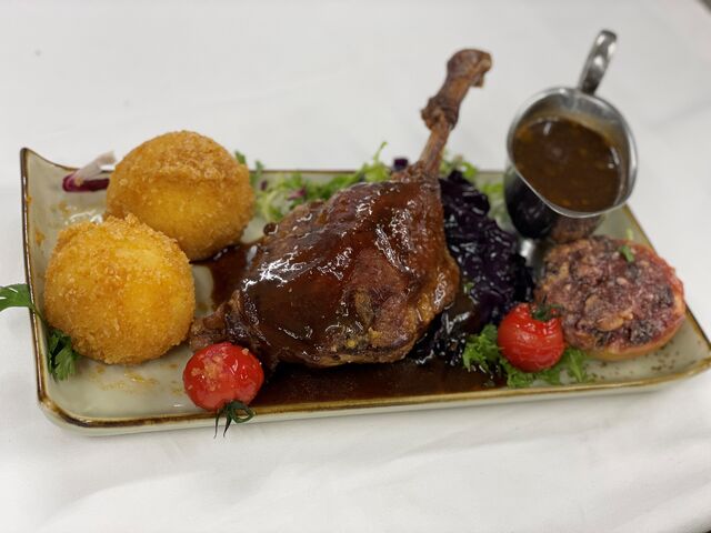 Gänsekeule mit hausgemachten Knödeln