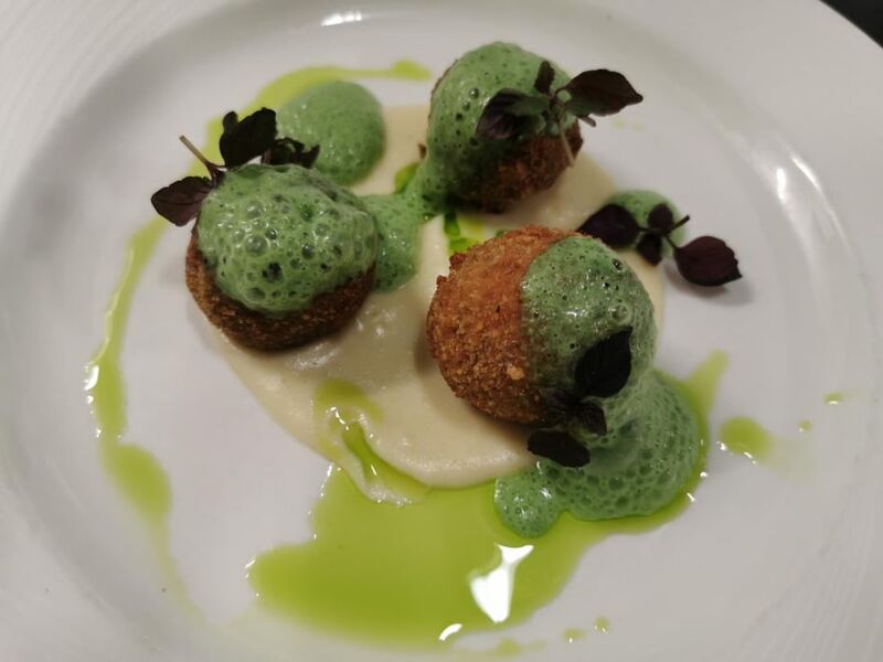Cromesquis d'escargot, crème d'ail et émulsion persil