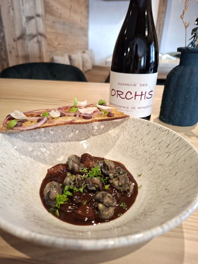 Nos escargots en sauce meurette à notre façon, croûton aillé.