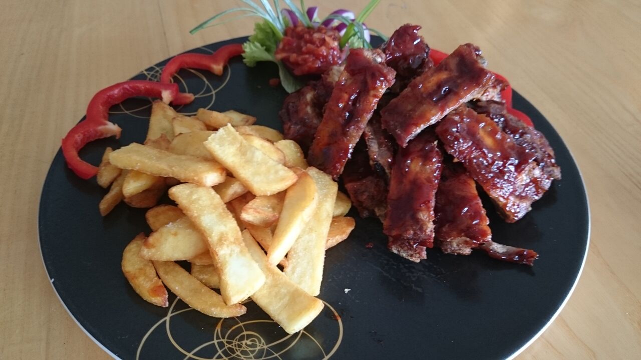 Spareribs mit Steakhousepommes