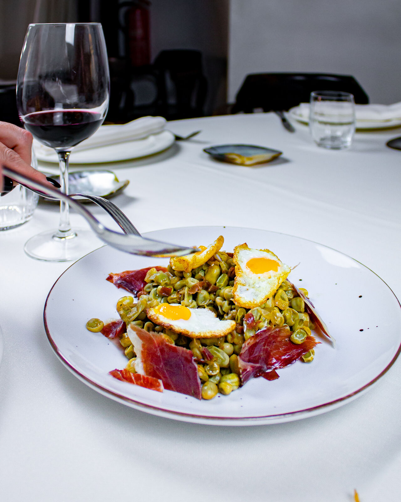 Habitas baby con jamón y huevos de codorniz