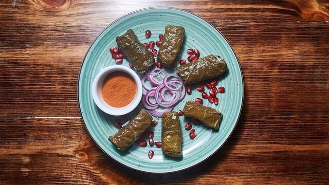 Долма - соковитий фарш зі свинини та яловичини, рис та спеції, загорнуті у виноградне листя.