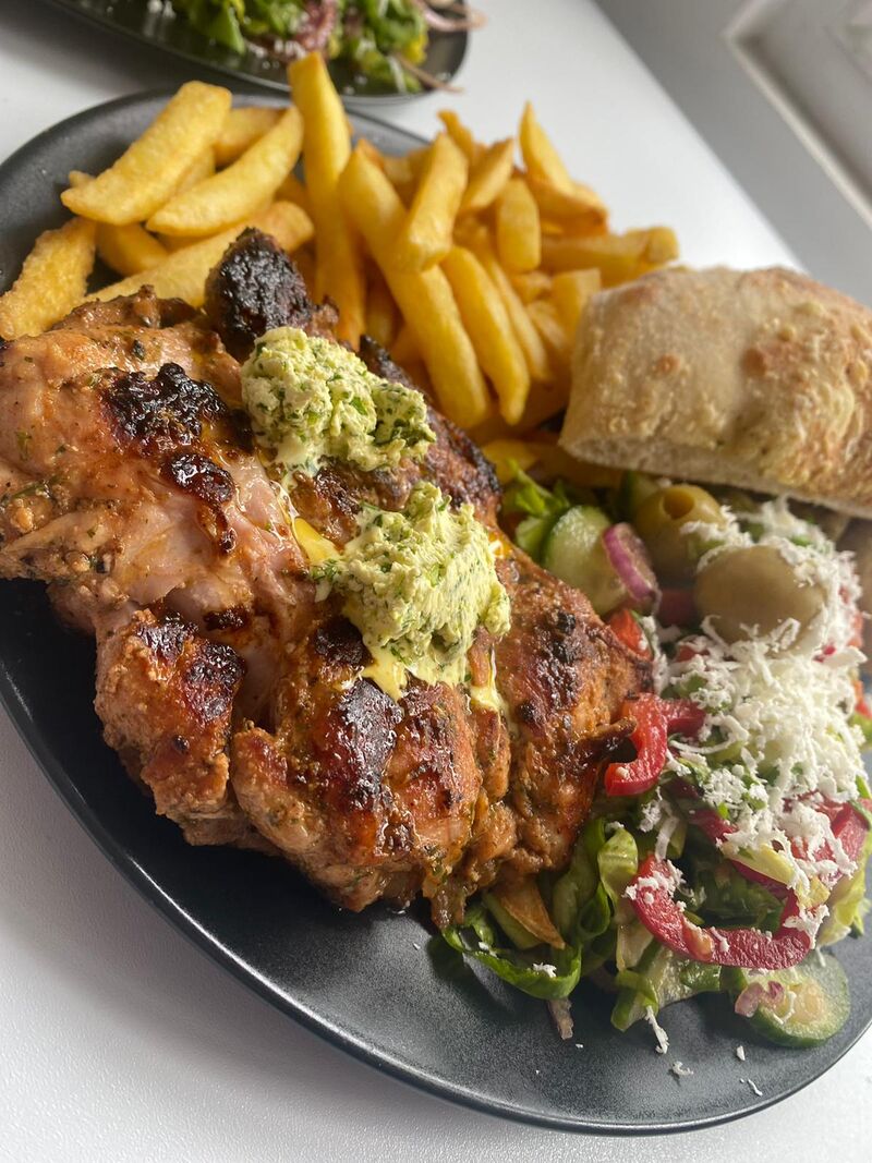 Grill cu cartofi si salata