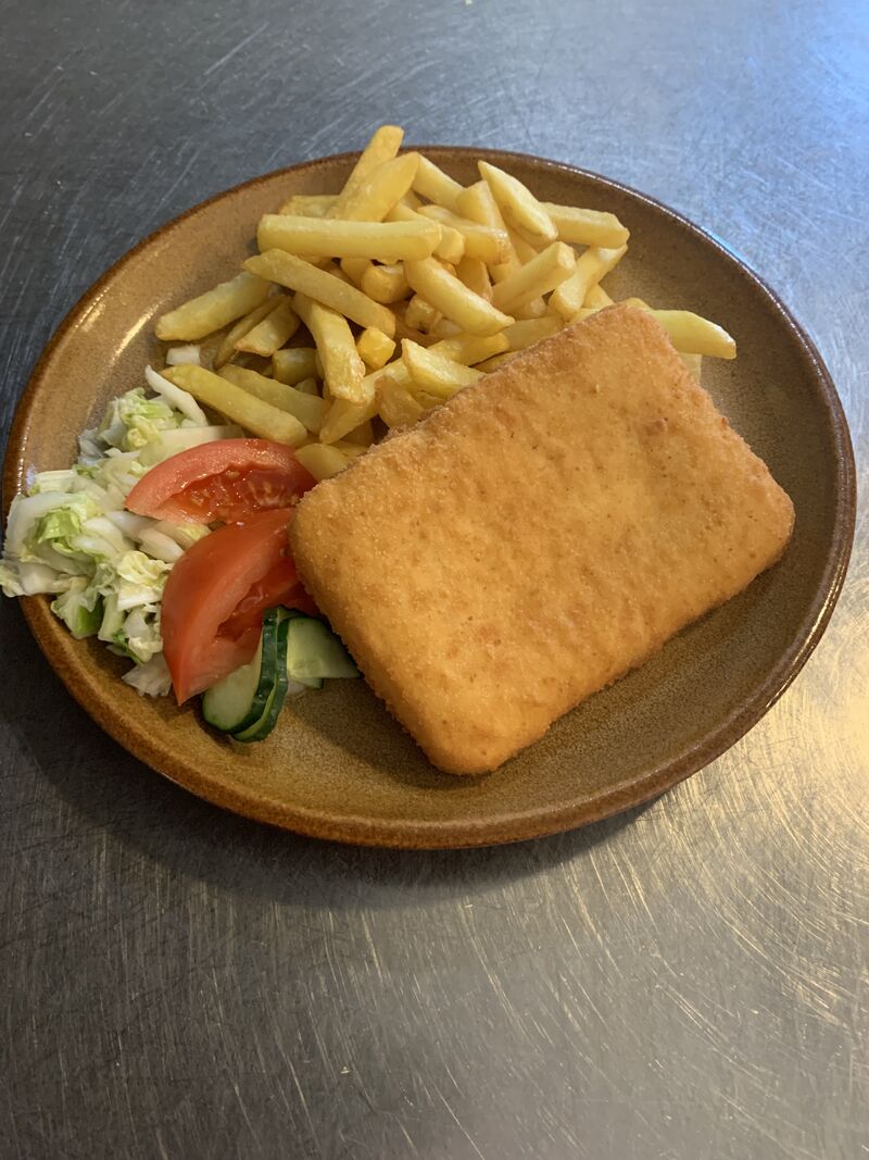 Vyprážaný syr s hranolkami