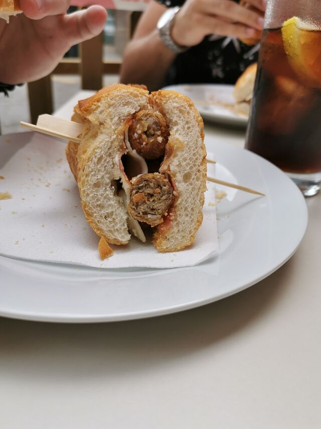 Bocadillo PRIMO : ALBÓNDIGAS, BACON, QUESO Y MAYONESA. 