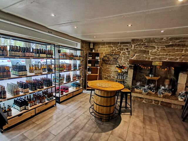 Nous proposons des bières, du vins, des spiritueux, du cidres, et des coffrets cadeaux.