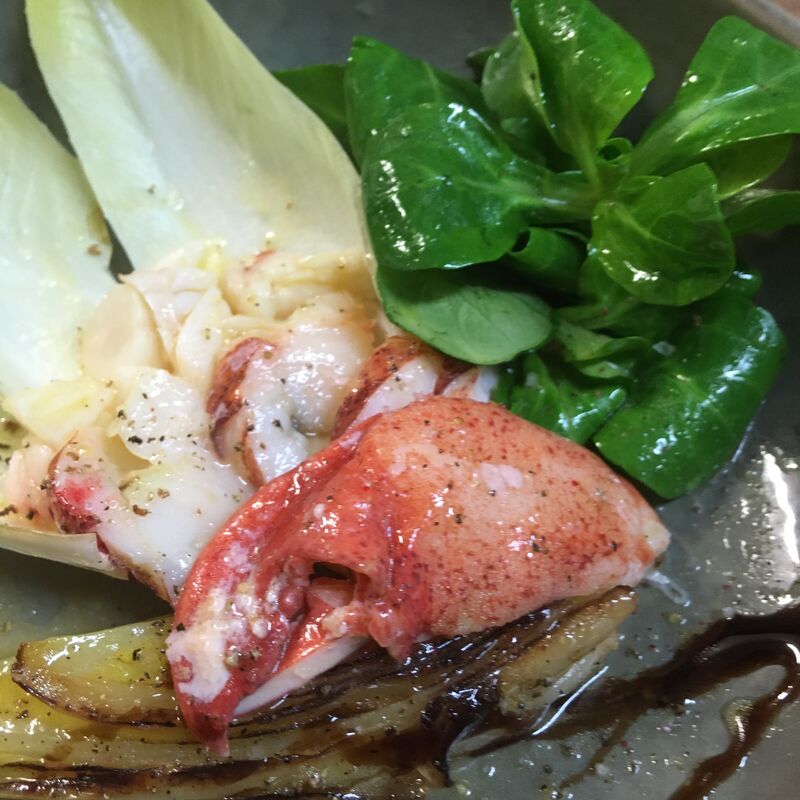 La Salade de Homard Vinaigrette d’Agrumes, Duo d’Endives et Mâche
