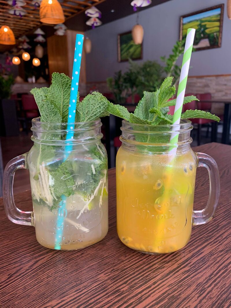 Unsere hausgemachten Getränke. Ingwer-Limetten-Limonade (links) und Maracuja-Limonade (rechts)