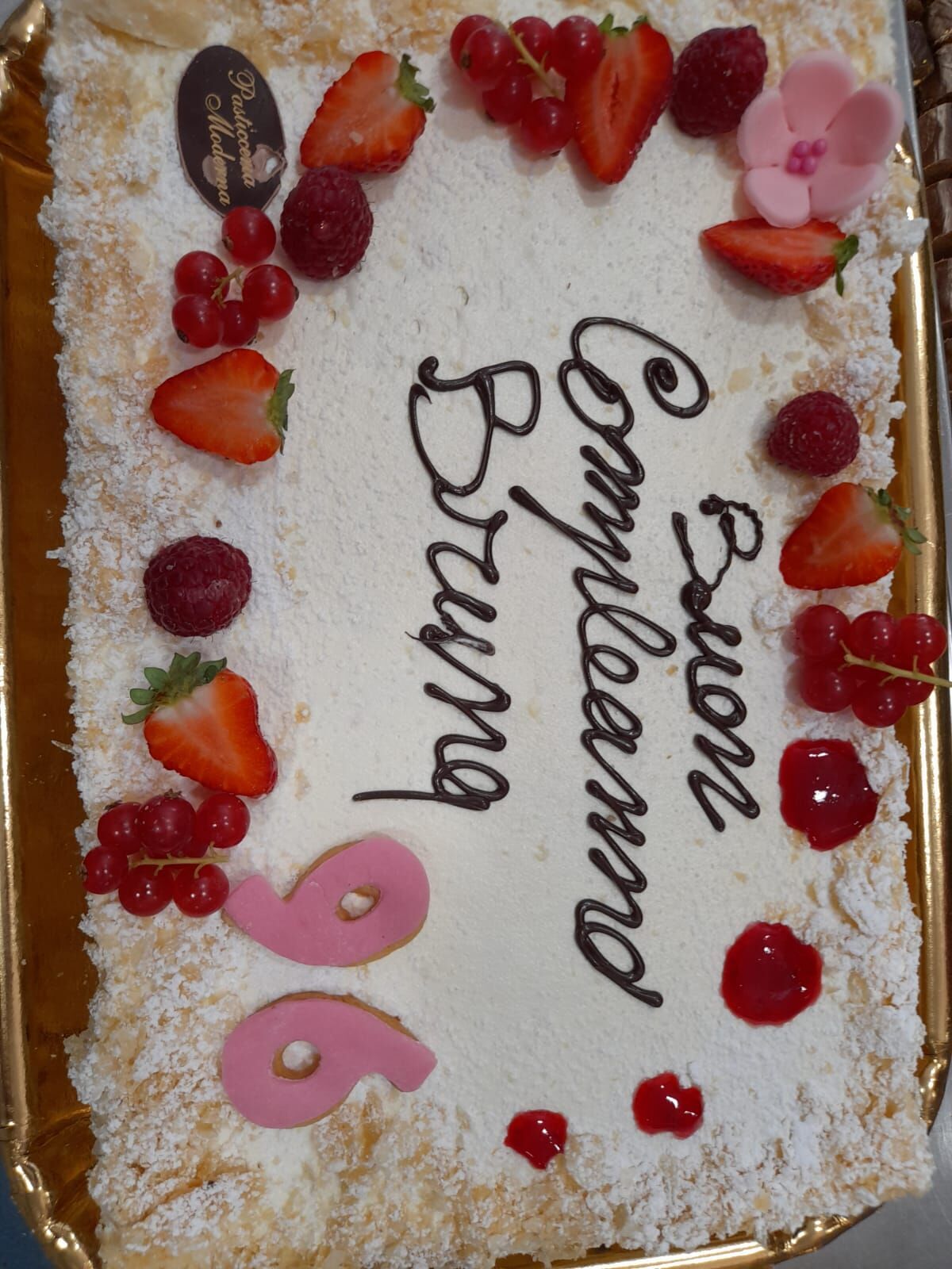 Sfoglia per un compleanno con crema e gocciole di cioccolato fondente 