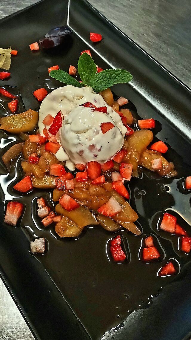 Rhabarber-Erdbeer-Parfai auf Rhabarberkompott und frische Erdbeeren