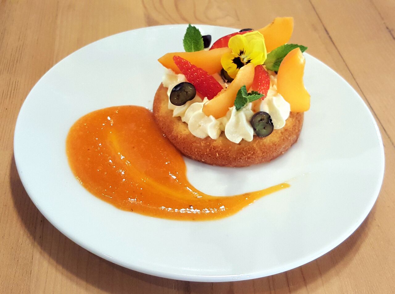 Crémeux aux deux citrons, sur biscuit de Gènes acidulé. 