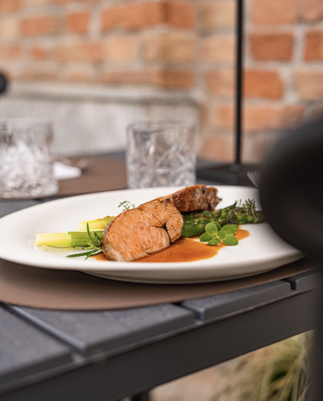 Filetto di vitello CBT con fondo bruno e asparagi