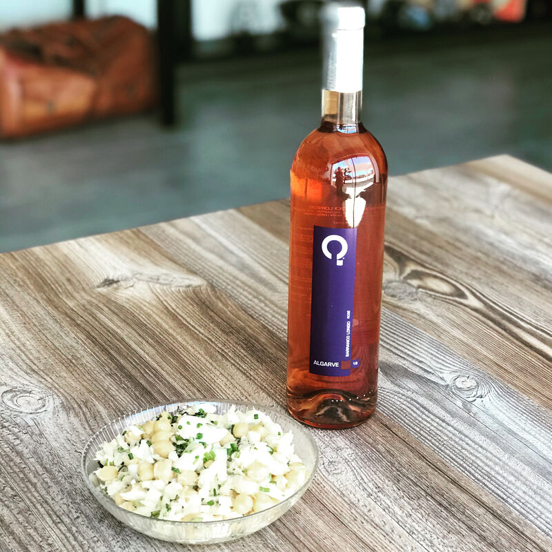 Rosé com meia desfeita de bacalhau.