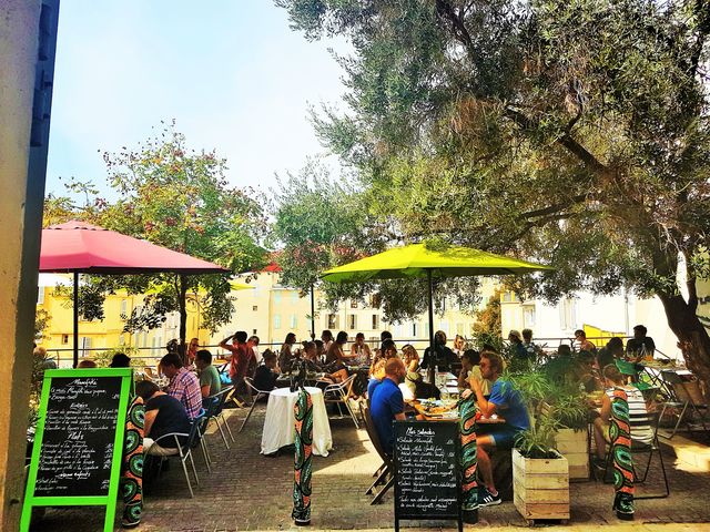 Ambiance Tropicale au cœur du panier le quartier pittoresque de Marseille, sous un belle et grand Olivier 