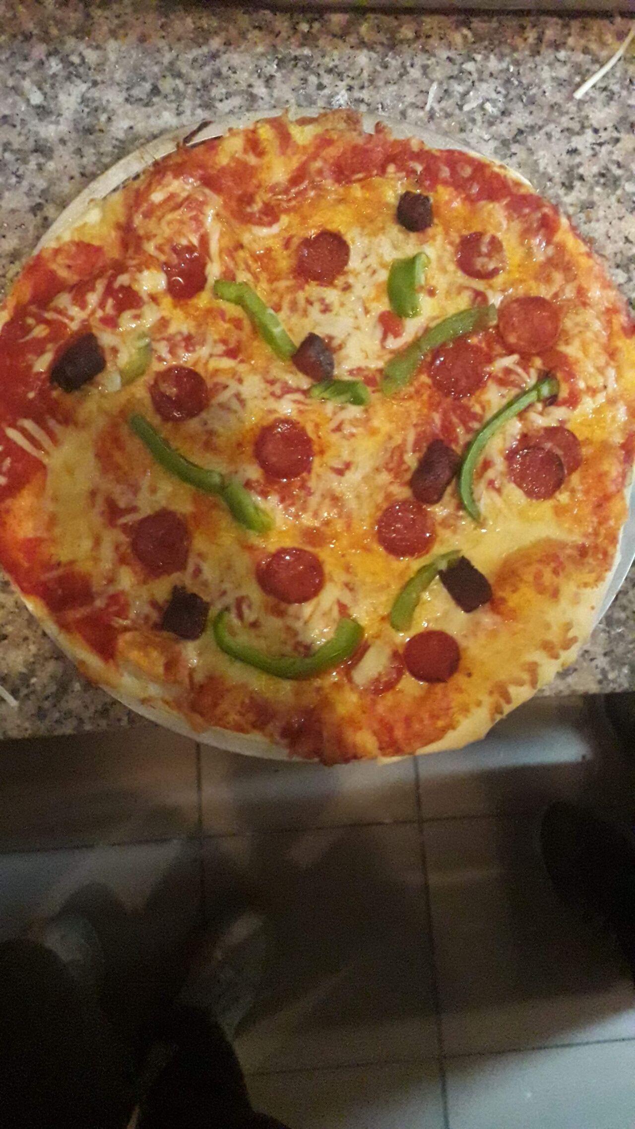 Pizza ATILLA : base tomate, chorizo, merguez, poivron, gruyère râpé, mozzarella, olive.
Prix: 9.90 euros