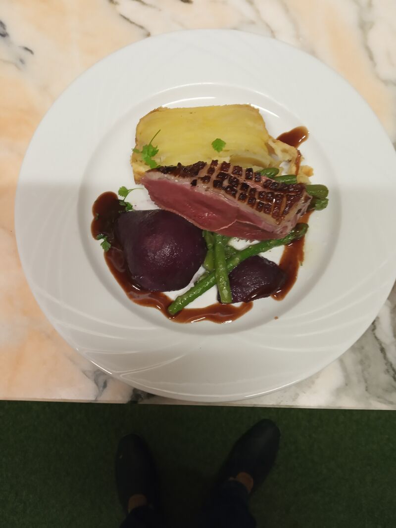 Magret de canard ,mille feuille de pommes de terre,jus court noix/miel/genievre
