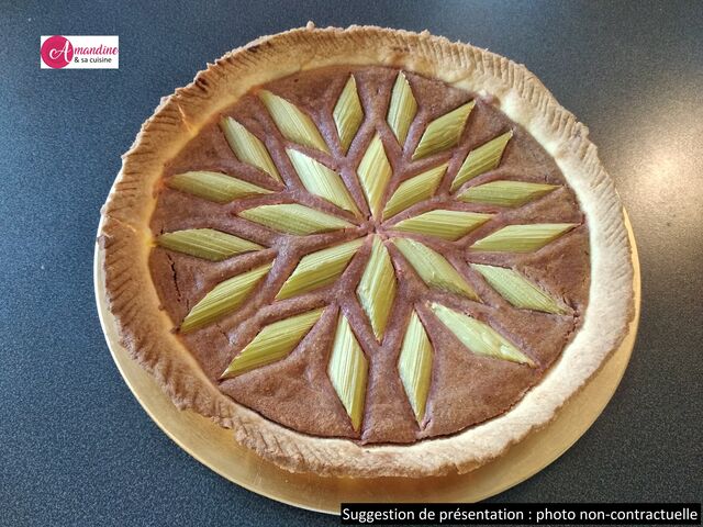 Tarte à la rhubarbe et crème d'amande à la fraise

