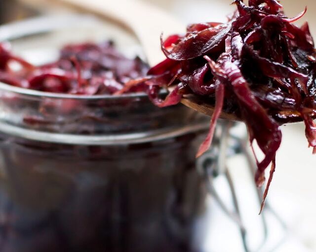 Cebula karmelizowana w porto, cukrze muscovado i miodzie