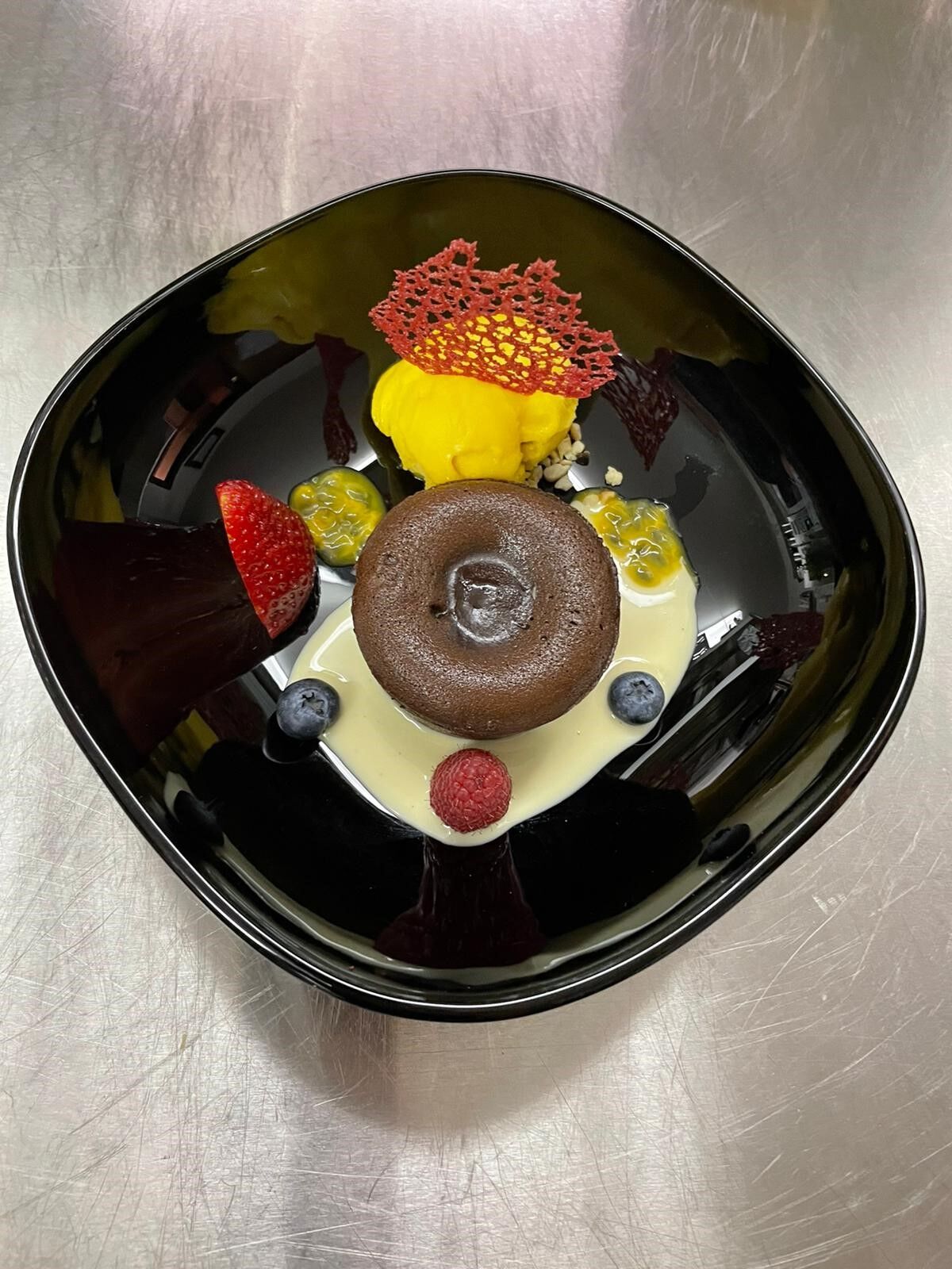 warmes Schokoladen-Törtchen mit flüssigem Kern