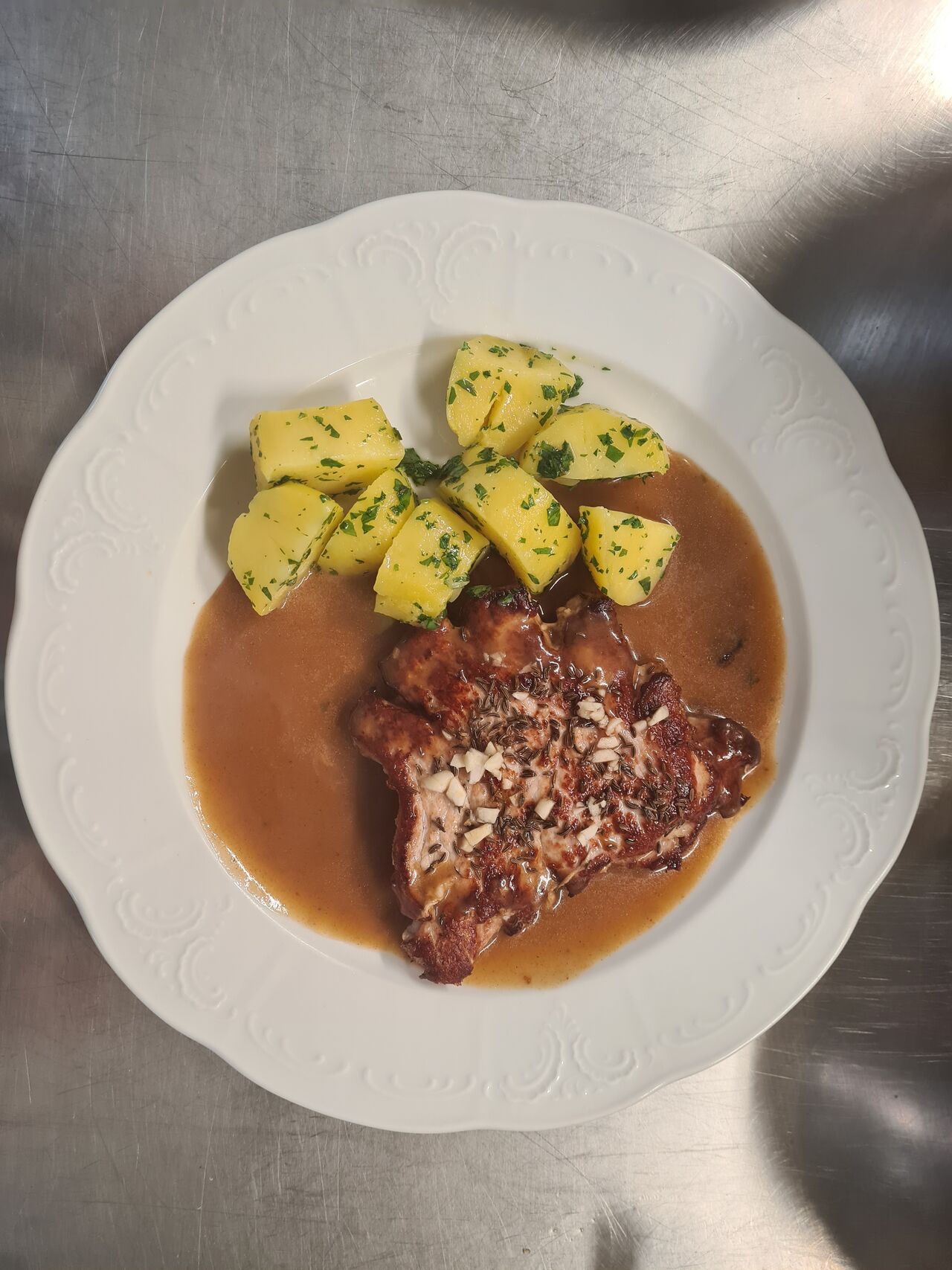 Knoblauchkotelett mit Petersilkartoffeln