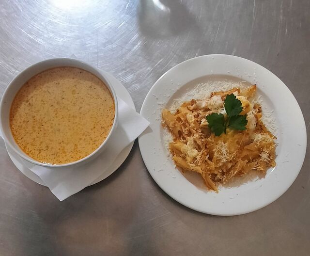 Ciorbă ardelenească și paste Bolognese gratinate
